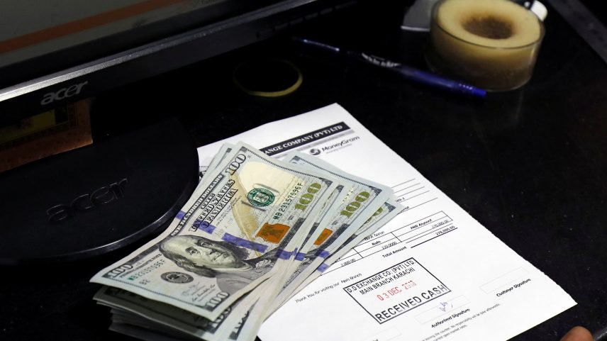 Notas de dólar americano em casa de câmbio