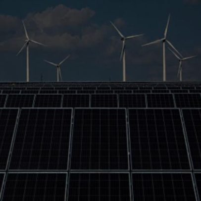 Indústria solar chinesa, líder global, enfrenta crise, afirma The Economist