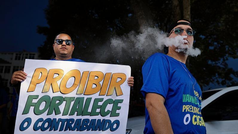 Na imagem, pessoas se manifestando contra a proibição dos cigarros eletrônicos em frente à sede da Anvisa, em Brasília
