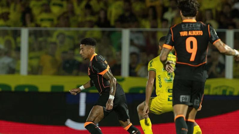 Corinthians perde do Mirassol, vê fim de série invicta de Diniz e volta à zona de rebaixamento
