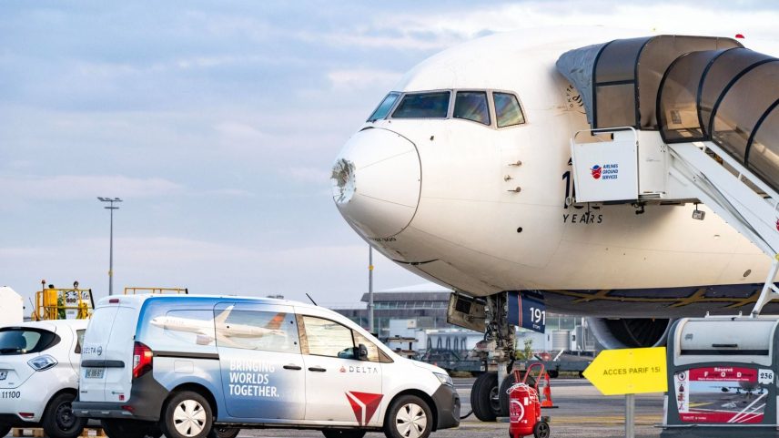 Boeing 767 ficou com o nariz deformado após colisão