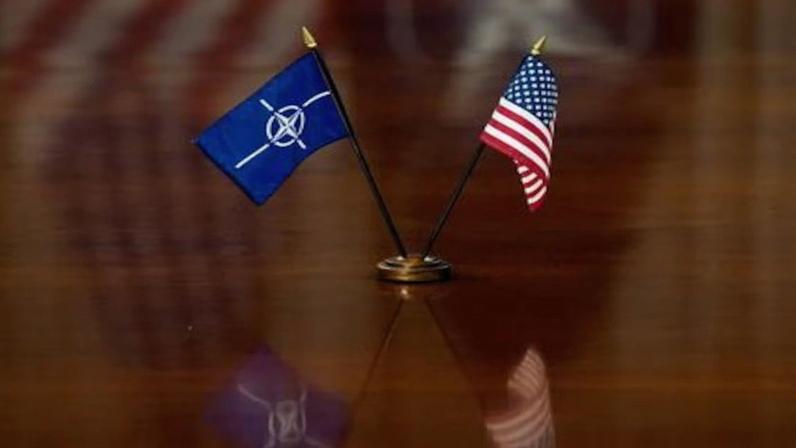 Bandeiras dos EUA e da Otan em Washington 24 de abril de 2025 REUTERS/Nathan Howard