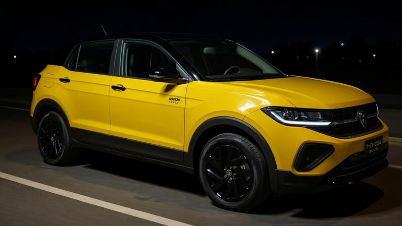 Volkswagen T-Cross Canarinho estacionado de frente