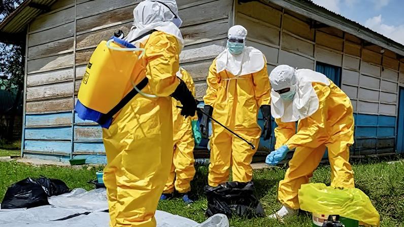 Trabalhadores da Cruz Vermelha se desinfetam após manusear o corpo de uma pessoa que morreu de Ebola 21 de maio de 2026 REUTERS/Gradel Muyisa Mumbere
