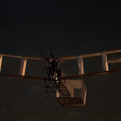 Réplica de avião de Santos Dumont é destruída após homenagem na FAB