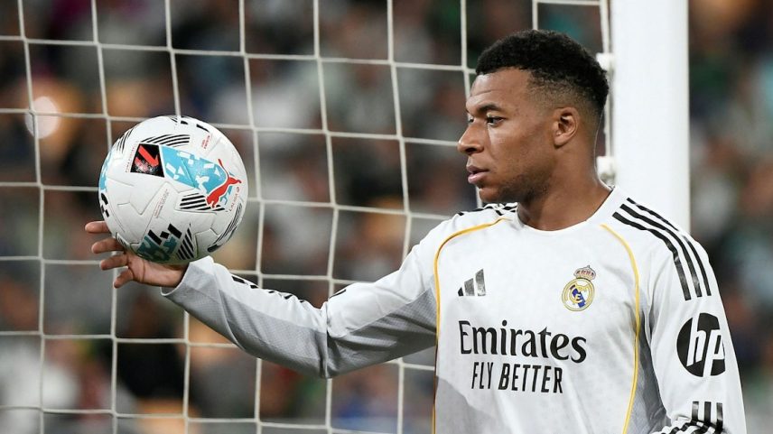 Mbappé foi alvo de críticas por viagem durante tratamento de lesão.