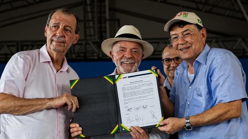 Aziz se posicionou na frente do governador para tirar foto ao lado de Lula