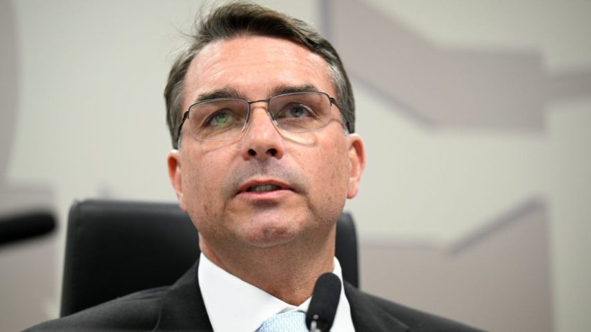 Flávio Bolsonaro (PL-RJ) afirmou que não há irregularidade em conversas com Daniel Vorcaro