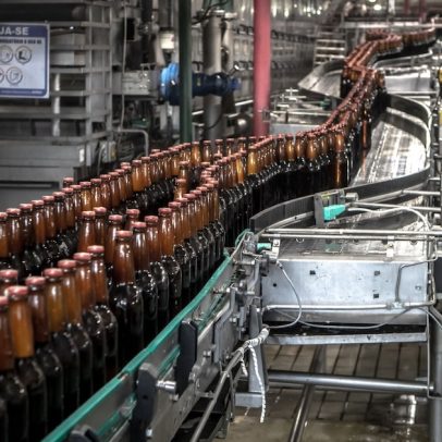 Ambev supera estimativas com volume recorde de cerveja no primeiro trimestre