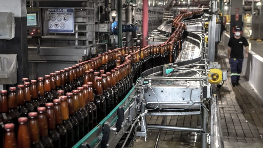 Volume de cervejas vendidas no Brasil subiu 1,2% no primeiro trimestre, segundo a Ambev. (Foto: Jonne Roriz/Bloomberg)