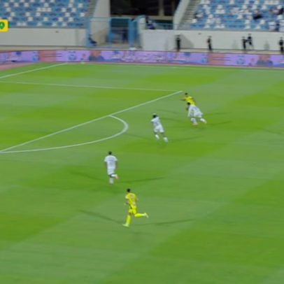 Al Okhdood e Al Khaleej empatam 1-1, com Joshua King marcando