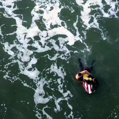 Surfista ajuda no resgate de dois pescadores após barco virar no litoral de SP