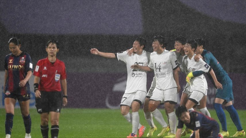 Jogadores norte-coreanas comemoram vitória sobre time adversário da Coreia do Sul.