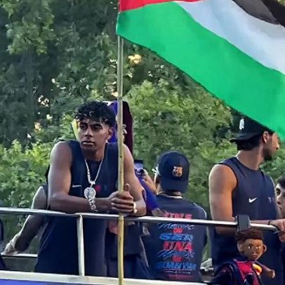 Lamine Yamal celebra título do Barcelona com bandeira da Palestina