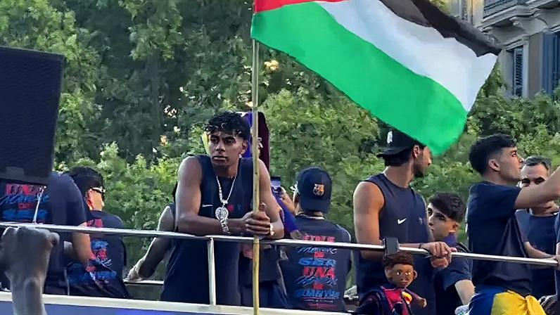 Lamine Yamal celebra título do Barcelona com bandeira da Palestina