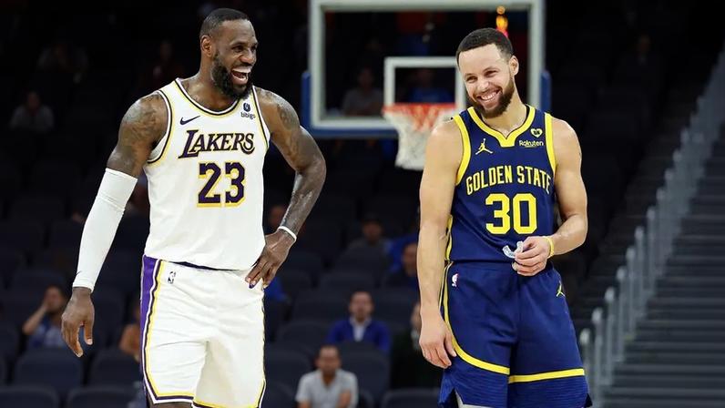 LeBron James e Stephen Curry durante jogo entre Los Angeles Lakers e Golden State Warriors, pela NBA (Foto: Ezra Shaw/AFP)
