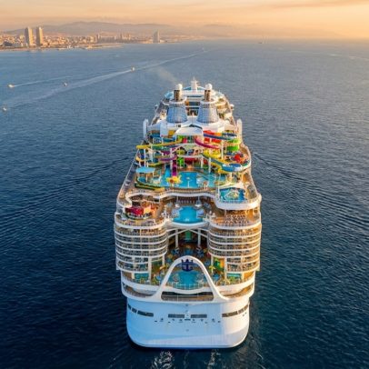 Navio Legend of the Seas reúne 18 decks, 40 restaurantes e 10 mil pessoas a bordo