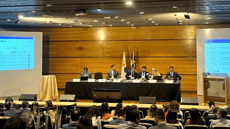 A Anatel realizou nesta 2ª feira (4.mai) o leilão de subfaixas de frequência 700 MHz; na imagem, a abertura dos envelopes com as propostas das licitantes