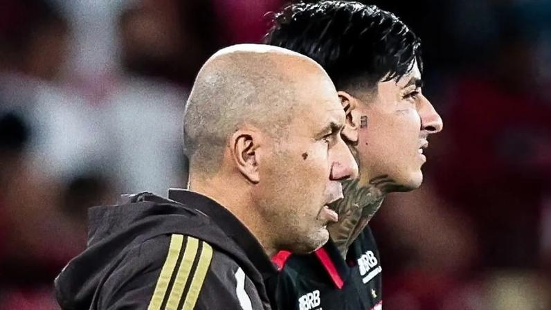 Leonardo Jardim conversa com Erick Pulgar durante duelo Flamengo e Cusco pela Libertadores (Foto: Gilvan de Souza / Flamengo)