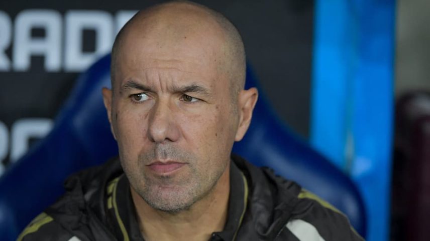 Leonardo Jardim observa jogo do Flamengo do banco de reservas (Foto: Thiago Ribeiro / AGIF / Folhapress)