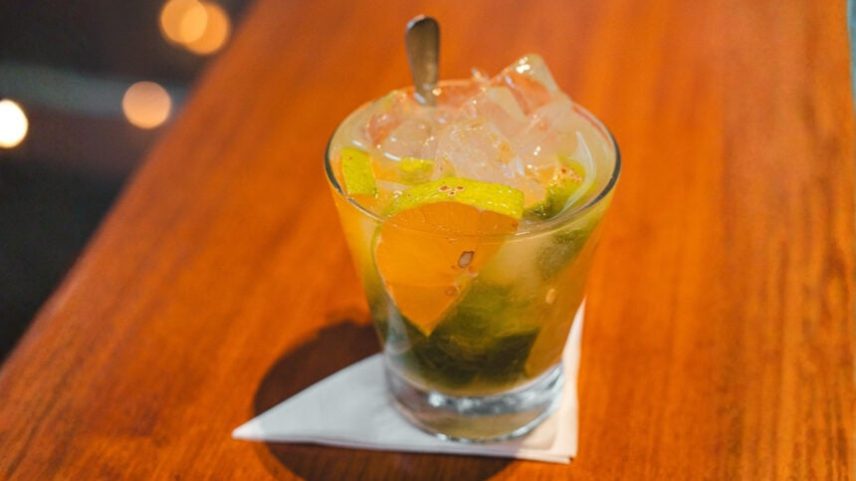 Caipirinha de limão cravo do Jiquitaia