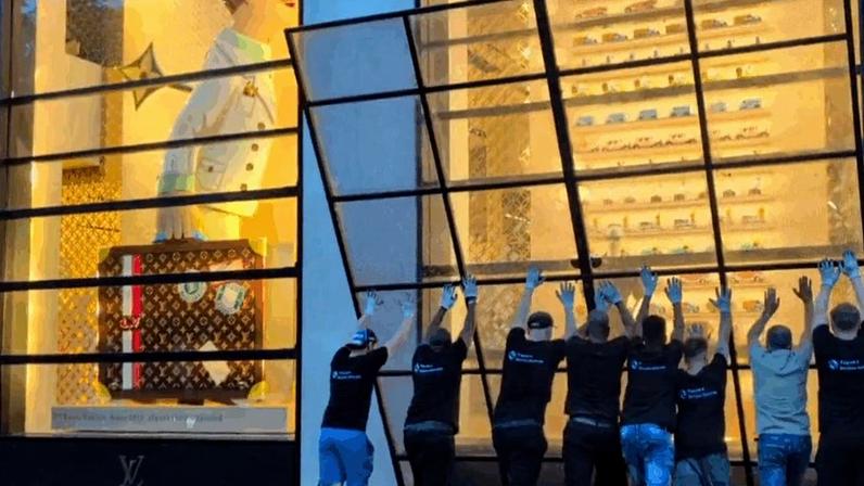 Vídeos nas redes mostram proteções sendo montadas na Champs Elysées para evitar vandalismos