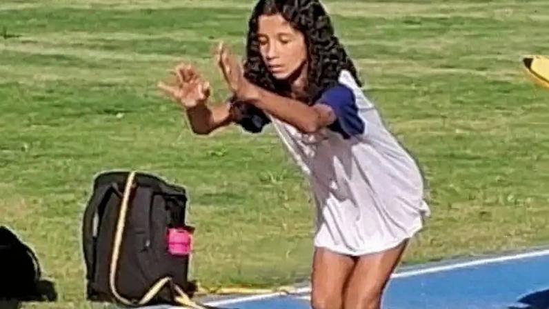 Lorena Lourenço da Silva em foto que registrava um momento de prática de exercício físico dela, durante uma competição juvenil