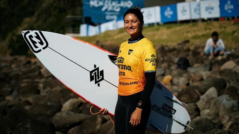 Luana Silva vai estrear lycra amarela na WSL (Foto: Rambo Estrada/World Surf League)
