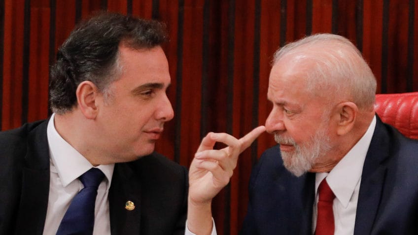 Pacheco (à esq.) é bem visto por Lula (à dir.), e chegou a ser cotado diversas vezes para um cargo na Esplanada –incluindo os ministérios da Defesa e da Justiça