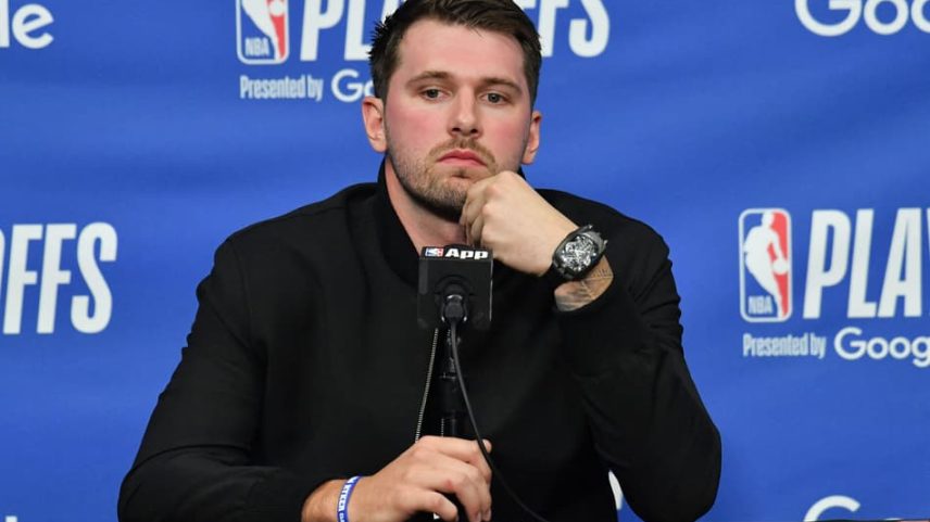 Luka Dončić em coletiva de imprensa após eliminação do Lakers (Foto: Allen Berezovsky / GETTY IMAGES NORTH AMERICA / Getty Images via AFP)
