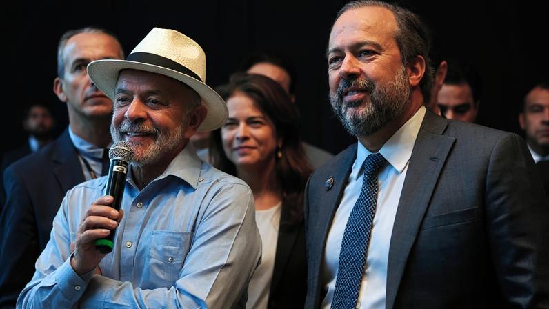Lula chegou a anunciar que governo avançaria com as misturas de combustíveis; medida depende do ministro Alexandre Silveira (dir.) para ganhar tração no MME