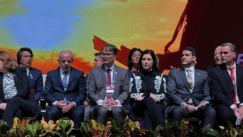Messias (o 2º da dir. para a esq.) e Lula (o 2º da esq. para a dir.) durante a abertura do Encontro Internacional da Indústria da Construção
