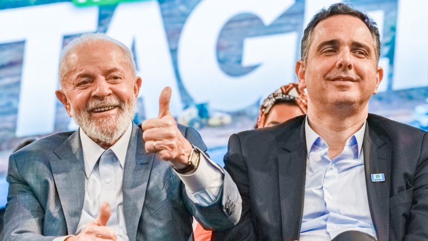 Lula e Pacheco durante cerimônia oficial em 2024; senador mineiro é cotado para ser o candidato do PT ao governo de Minas Gerais em 2026