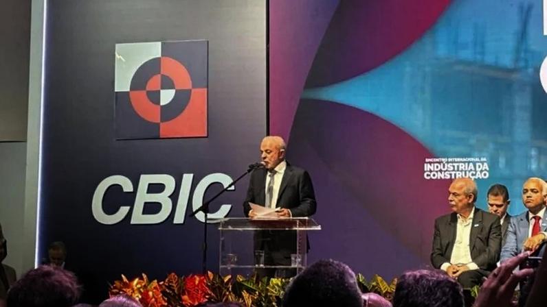 Lula voltou a afirmar que: "a escala 6 X 1 é uma coisa que é necessária porque hoje o povo quer mais tempo para ficar em casa, quer mais tempo para ver a família, quer mais tempo para namorar".