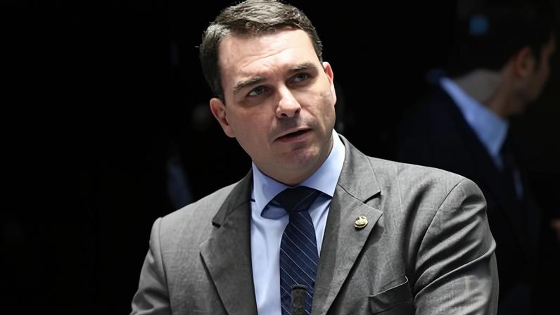 Presidente Lula e o senador Flávio Bolsonaro