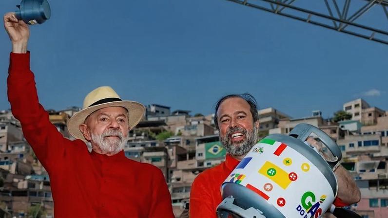 Não faz sentido transformar novamente o GLP em um laboratório de engenharia regulatória baseado em soluções que o próprio país já testou e já abandonou, diz o articulista; na imagem, Lula e o ministro Alexandre Silveira no lançamento do Gás do Povo