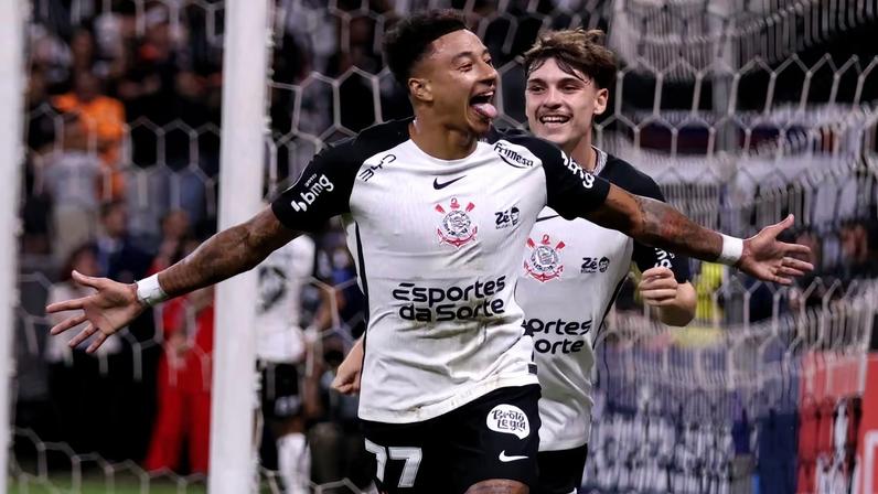 Lingard comemora gol no último encontro entre Corinthians e Peñarol