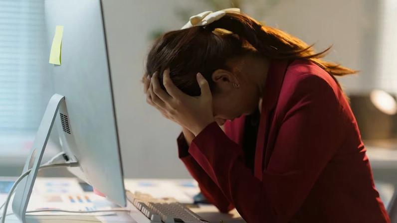 Hiperestimulada e pressionada, nova geração enfrenta cansaço emocional antes dos 30 em um mundo acelerado e instável.