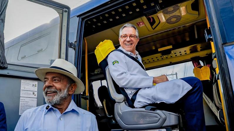 Presidente da República, Luiz Inácio Lula da Silva, e o ministro da Saude, Alexandre Padilha, durante visita ao Centro de Pesquisa Clínica e Cirurgia Robótica do Instituto de Treinamento em Cirurgias Minimamente Invasivas (IRCAD) do Hospital de Amor, Barretos