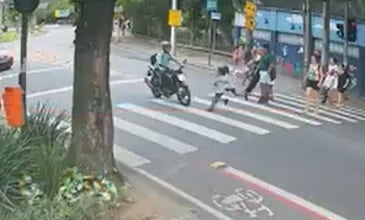 Menina atravessava rua quando foi atropelada por motociclista que furou sinal vermelho