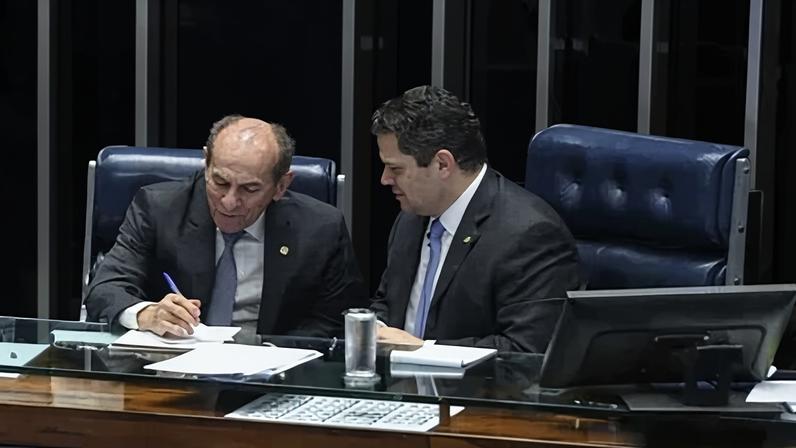 O senador Marcelo Castro (MDB-PI), que solicitou a relatoria da minirreforma eleitoral, e o presidente do Senado, senador Davi Alcolumbre (União-AP)