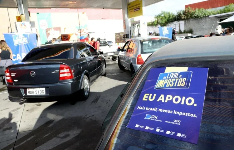 Dia Livre de Impostos: um motorista que normalmente desembolsaria R$ 194 para abastecer em um posto de Belo Horizonte poderá pagar apenas R$ 120 com a retirada dos tributos (CDL/BH/Divulgação)