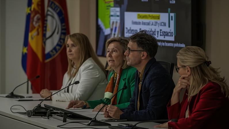 De izq. a dcha.: Cristina Retana, directora de Contenidos e Innovación de Aranzadi LA LEY; Amparo Valcarce, secretaria de Estado de Defensa; Luis Enrique García, vicerrector de la Universidad Carlos III de Madrid; y Cristina Sancho, presidenta de la Fundación Aranzadi LA LEY