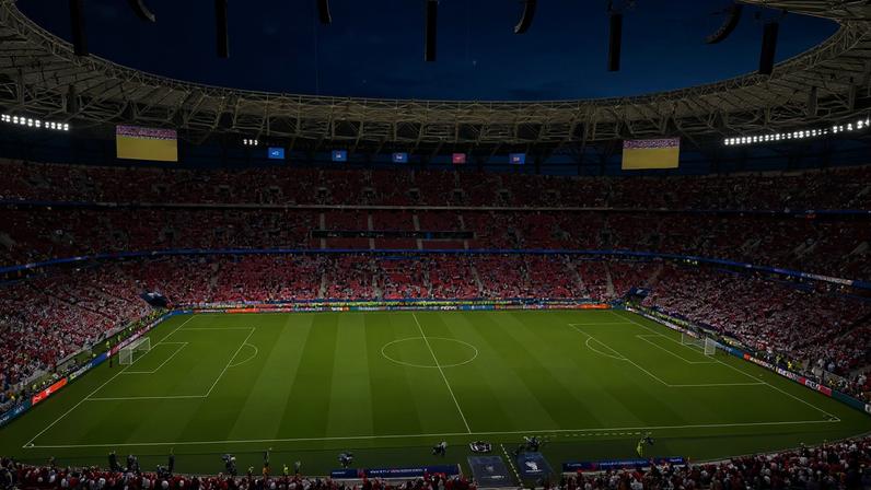Arena em Budapeste recebeu lotação máxima para PSG x Arsenal (Jorge Nicola)
