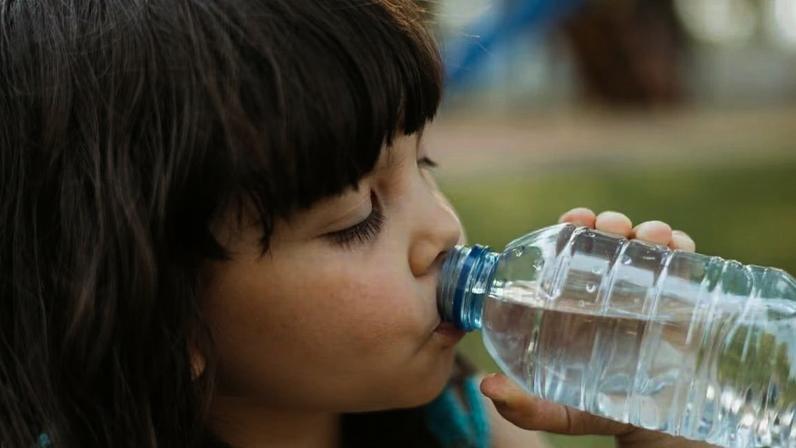 Água contaminada pode elevar risco de câncer infantil. (Foto: Getty Images via Canva)