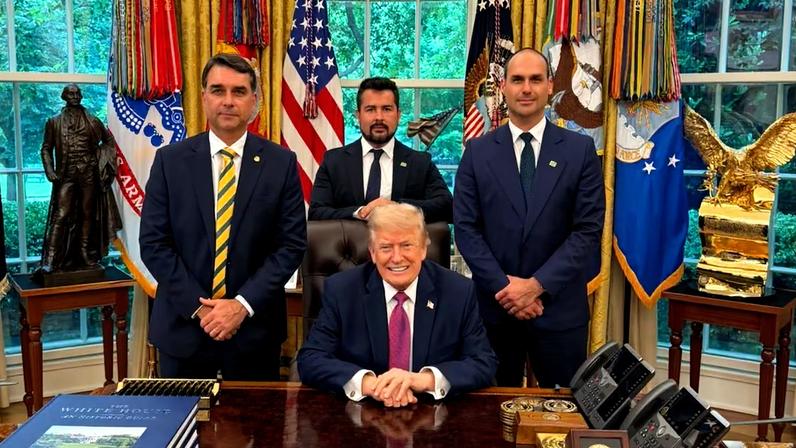 foto de flávio bolsonaro, eduardo bolsonaro, trump