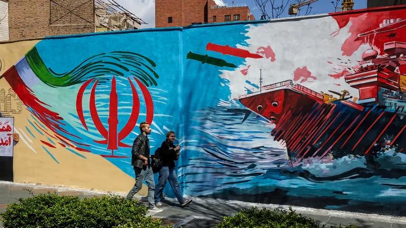 Um mural em Teerã, nesta quarta-feira, retratando mísseis iranianos atacando um porta-aviões americano.