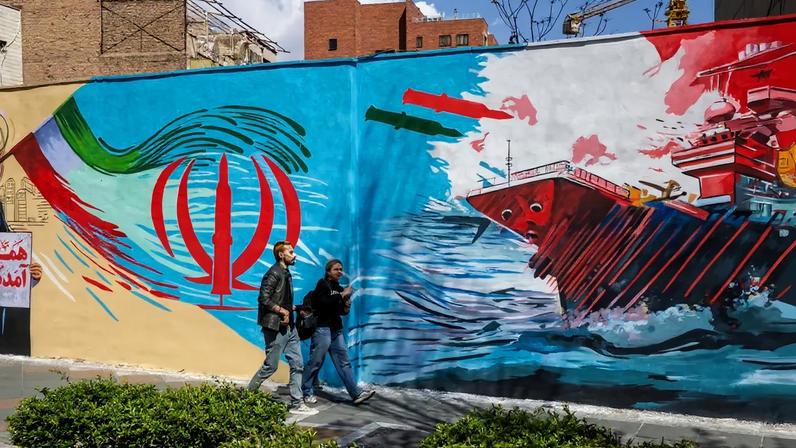 Um mural em Teerã, nesta quarta-feira, retratando mísseis iranianos atacando um porta-aviões americano. Crédito... Arash Khamooshi para The New York Times