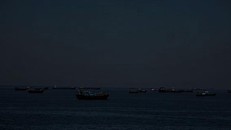 Mais uma leva de barcos permanece parada devido aos bloqueios realizados no estreito de Ormuz.