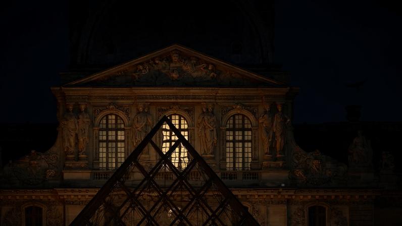 A pirâmide do Louvre, projeto de Ieoh Ming Pei